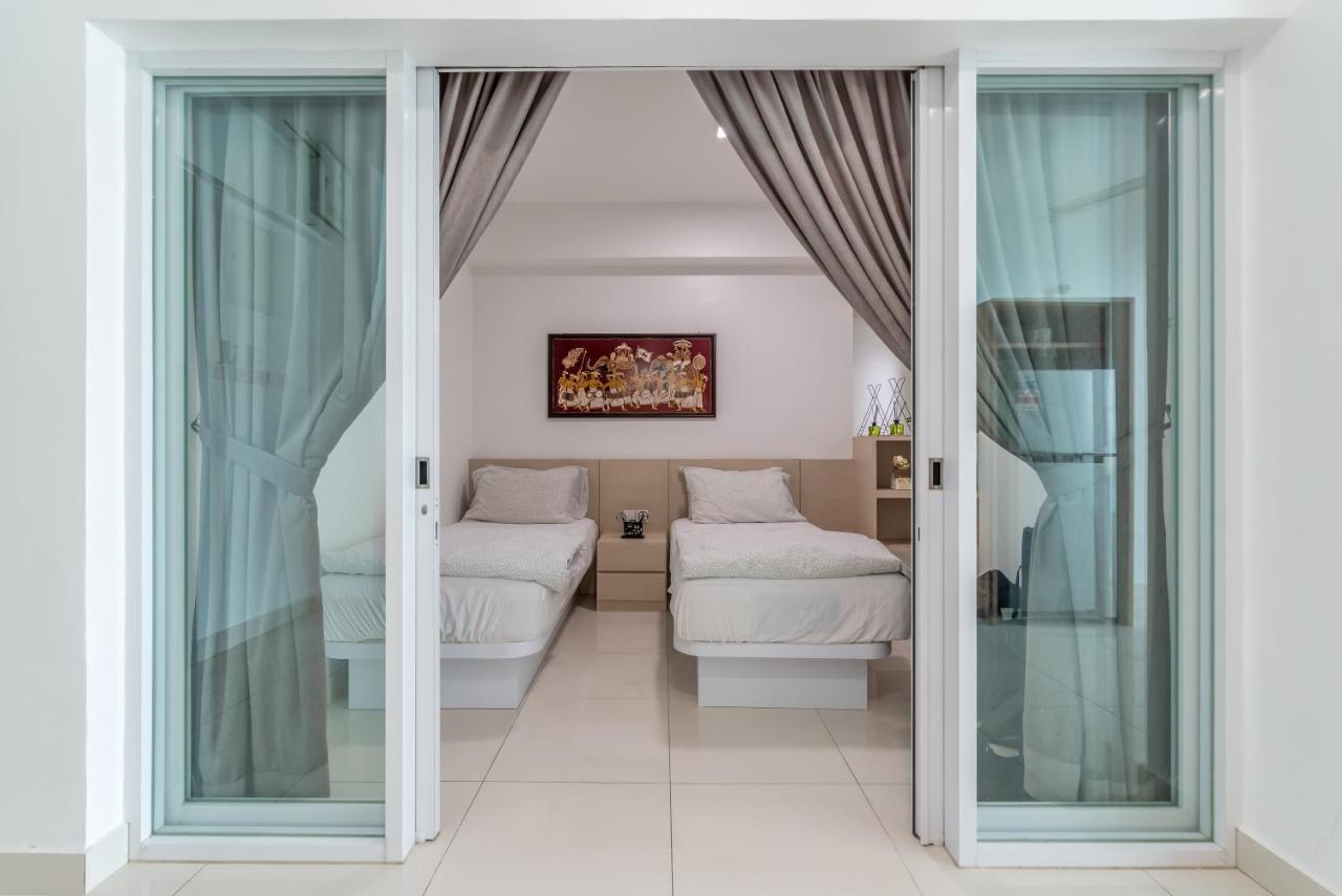 Maritime Penthouse Suite By The Sea George Town Esterno foto